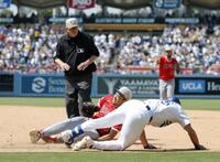 　ドジャース戦の６回、エドマンの一ゴロで一塁ベースカバーに入る際、交錯するエンゼルス・菊池。右足首を痛めて負傷降板となる＝ロサンゼルス（共同）