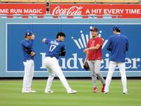 　グラウンドで談笑する（左から）山本、大谷、菊池、佐々木＝１７日