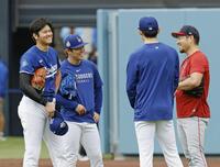 　試合前、談笑する（左から）ドジャース・大谷、山本、佐々木、エンゼルス・菊池（共同）