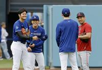 　試合前、談笑する（左から）ドジャース・大谷、山本、佐々木、エンゼルス・菊池（共同）