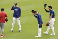 　試合前、談笑を終えた（右から）ドジャース・大谷、山本、佐々木、エンゼルス・菊池（共同）