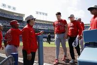 　ドジャース戦の６回、一塁ベースカバーに入った際に右足首を痛めてベンチに戻るエンゼルス・菊池（１６）。このまま降板となる＝ロサンゼルス（共同）