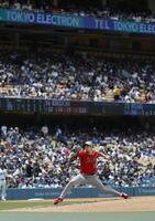 　ドジャース戦に先発したエンゼルス・菊池。５回２／３を投げ３安打１失点で勝敗は付かなかった＝ロサンゼルス（共同）