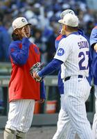 　ホワイトソックスに３連勝し、タッチを交わすカブス・鈴木（右）と今永＝シカゴ（共同）