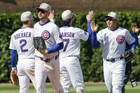 　ホワイトソックスに３連勝し、チームメートとタッチを交わすカブス・鈴木（右端）＝シカゴ（共同）