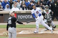 　ホワイトソックス戦の１回、先制の左犠飛を放つカブス・鈴木＝シカゴ（共同）