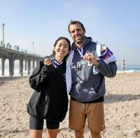 　チャリティー水泳大会を開催したテイラー夫妻（ロサンゼルス・ドジャース提供）