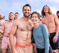 　チャリティー水泳大会を開催したテイラー夫妻（ロサンゼルス・ドジャース提供）