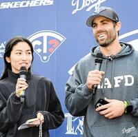 　チャリティー水泳大会を開催したテイラー夫妻（ロサンゼルス・ドジャース提供）