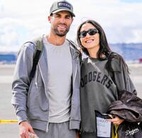 　チャーター機に乗り込むテイラー夫妻（ロサンゼルス・ドジャース提供）