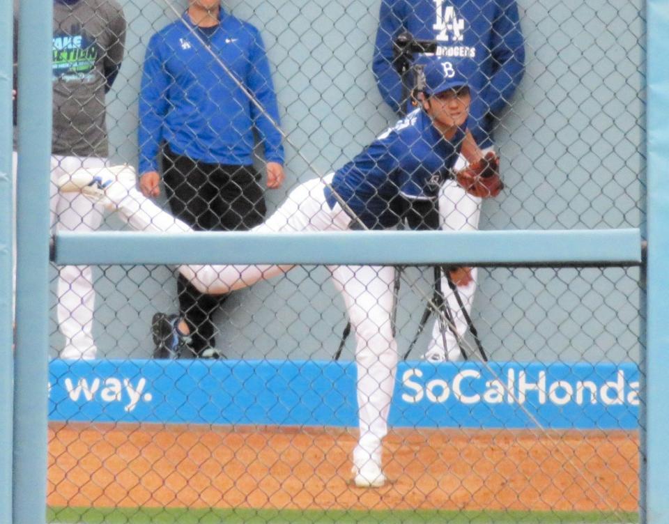 　ブルペンで術後最多５０球を投げた大谷（撮影・小林信行）