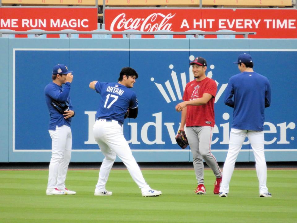 　グラウンドで談笑する（左から）山本、大谷、菊池、佐々木（撮影・小林信行）