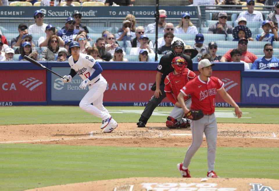 　エンゼルス戦の３回、左前打を放つドジャース・大谷。投手菊池＝ロサンゼルス（共同）