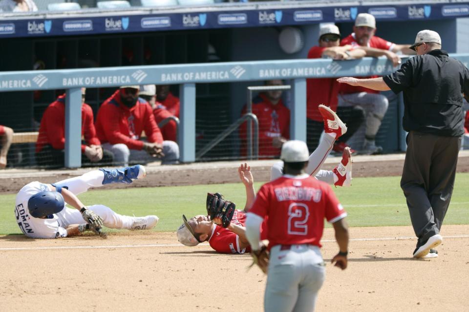 　ドジャース戦の６回、エドマンの一ゴロで一塁ベースカバーに入る際、交錯するエンゼルス・菊池。右足首を痛めて負傷降板となる＝ロサンゼルス（共同）