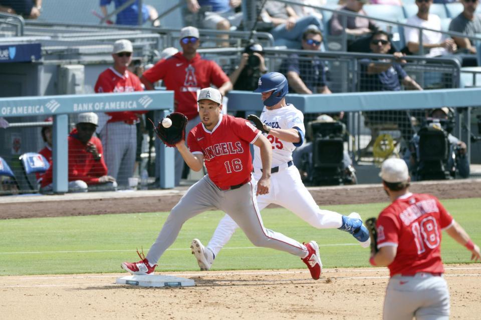 　ドジャース戦の６回、エドマンの一ゴロで一塁ベースカバーに入る際、交錯するエンゼルス・菊池。右足首を痛めて負傷降板となる＝ロサンゼルス（共同）