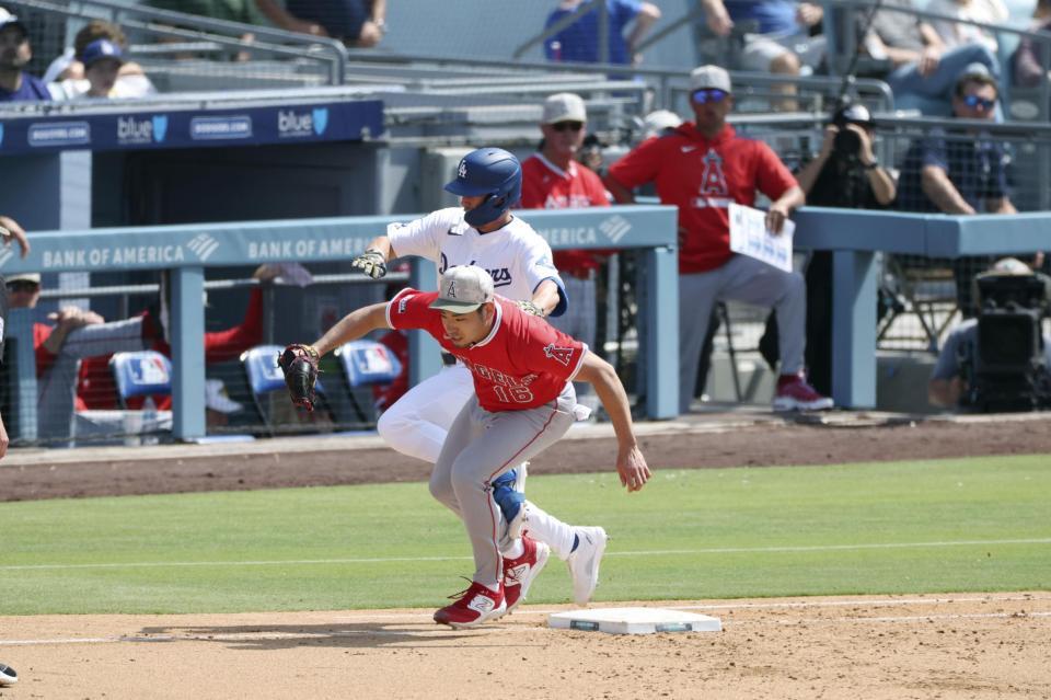 　ドジャース戦の６回、エドマンの一ゴロで一塁ベースカバーに入る際、交錯するエンゼルス・菊池。右足首を痛めて負傷降板となる＝ロサンゼルス（共同）