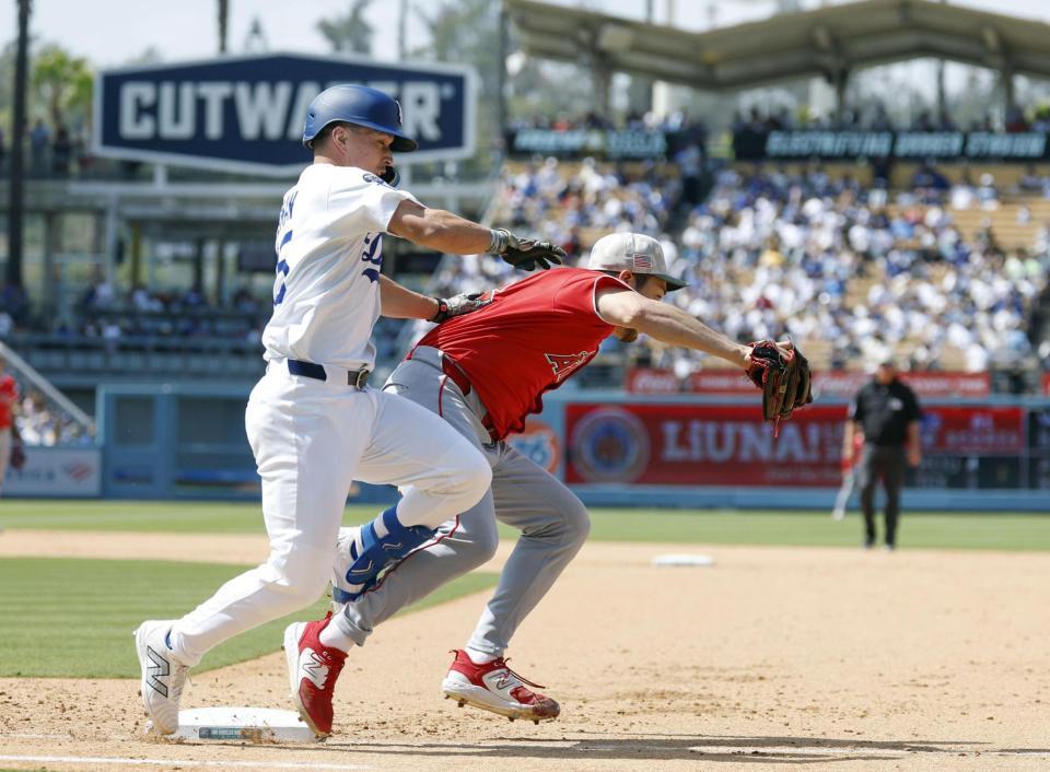　ドジャース戦の６回、エドマンの一ゴロで一塁ベースカバーに入る際、交錯するエンゼルス・菊池。右足首を痛めて負傷降板となる＝ロサンゼルス（共同）