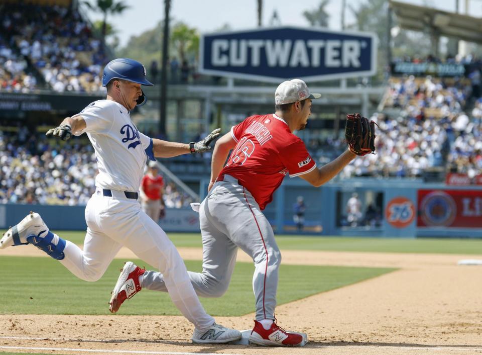 　ドジャース戦の６回、エドマンの一ゴロで一塁ベースカバーに入る際、交錯するエンゼルス・菊池。右足首を痛めて負傷降板となる＝ロサンゼルス（共同）