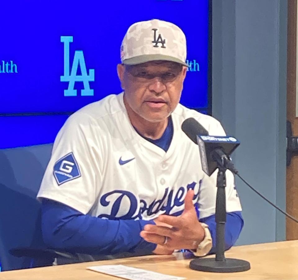 　試合後に取材に応じるドジャース・ロバーツ監督（撮影・小林信行）