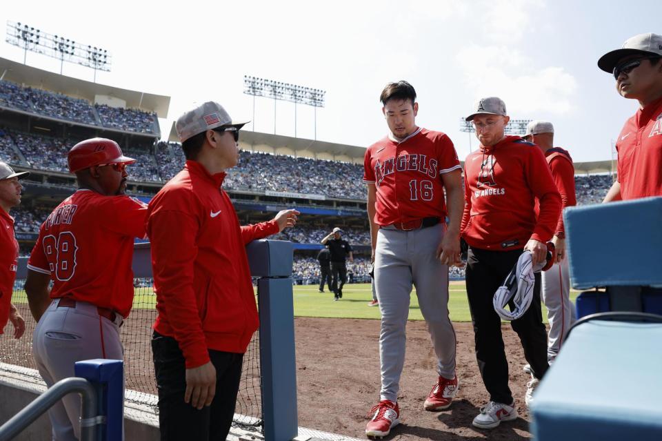 　ドジャース戦の６回、一塁ベースカバーに入った際に右足首を痛めてベンチに戻るエンゼルス・菊池（１６）。このまま降板となる＝ロサンゼルス（共同）