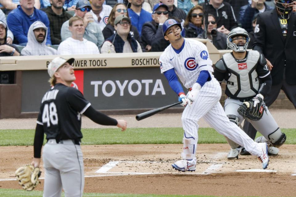 　ホワイトソックス戦の１回、先制の左犠飛を放つカブス・鈴木＝シカゴ（共同）