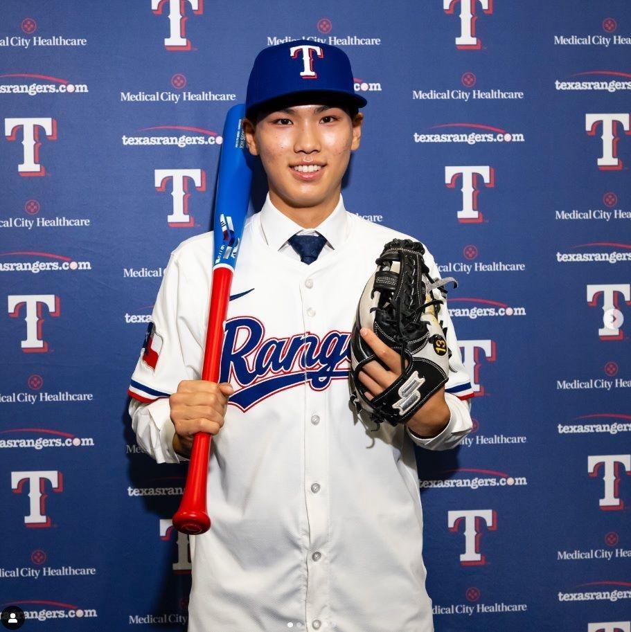 　テキサス・レンジャーズの公式インスタグラム＠ｒａｎｇｅｒｓより　レンジャーズ入団会見で笑顔を見せるキム・ソンジュン