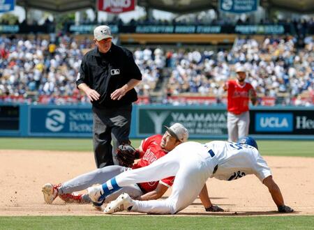 　ドジャース戦の６回、エドマンの一ゴロで一塁ベースカバーに入る際、交錯するエンゼルス・菊池。右足首を痛めて負傷降板となる（共同）