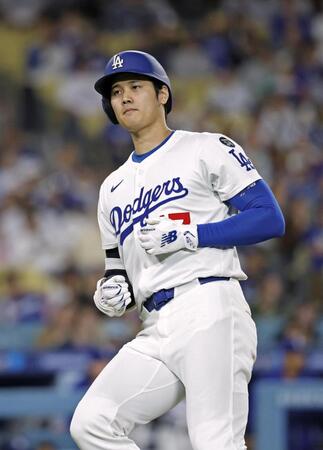 　４回、中飛に倒れた大谷（共同）