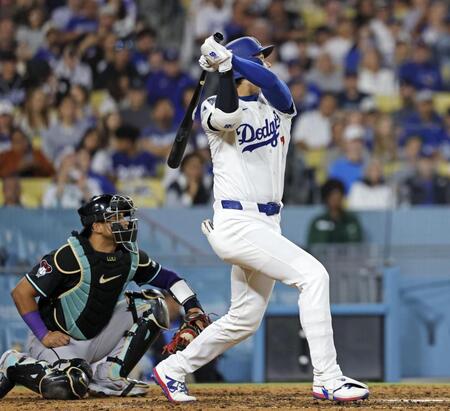 　６回、１７号ソロを放つ大谷（共同）