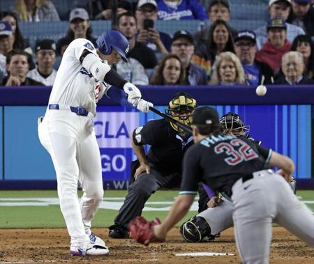 　６回、１７号ソロを放つ大谷（共同）