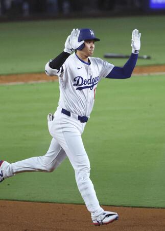 　６回、17号ソロを放ち二塁へ向かう大谷（共同）