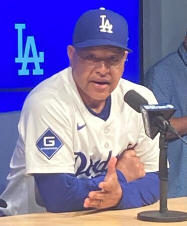 　試合後の会見で報道陣の質問に答えるロバーツ監督（撮影・小林信行）