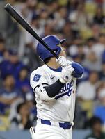 　６回、１７号ソロを放つ大谷（共同）