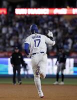 　６回、１７号ソロを放ち二塁に向かう大谷（共同）