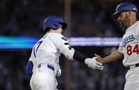 　６回、１７号ソロを放ち、タッチを交わす大谷（共同）