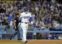 　６回、１７号ソロを放った大谷（共同）