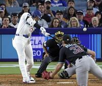 　６回、１７号ソロを放つ大谷（共同）