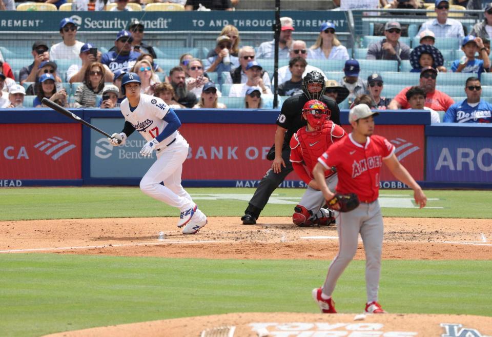 　３回、左前打を放つ大谷。投手菊池（共同）