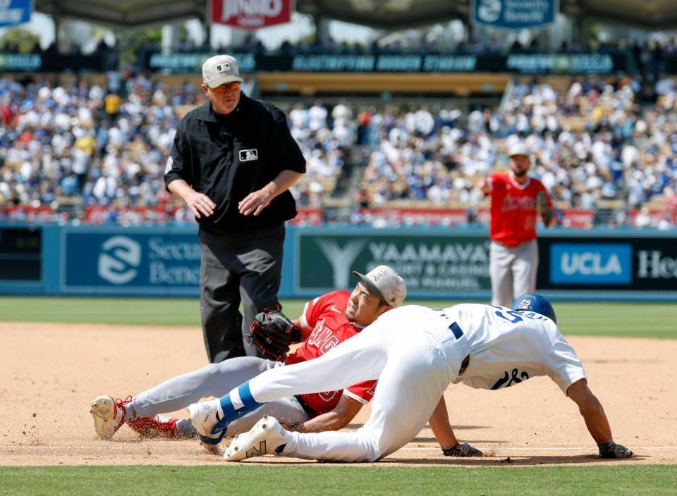 　ドジャース戦の６回、エドマンの一ゴロで一塁ベースカバーに入る際、交錯するエンゼルス・菊池。右足首を痛めて負傷降板となる（共同）