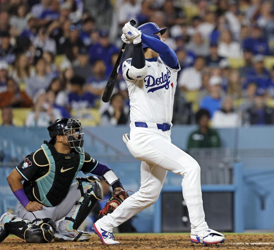 　６回、１７号ソロを放つ大谷（共同）