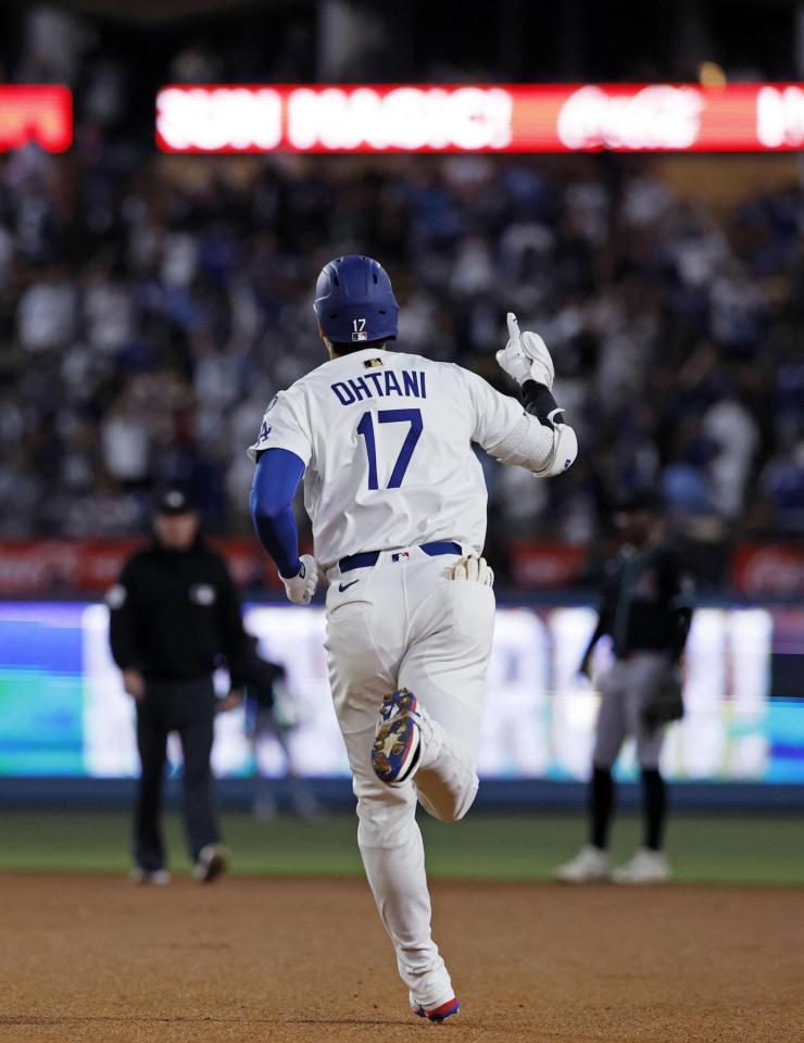 　６回、１７号ソロを放ち二塁に向かう大谷（共同）