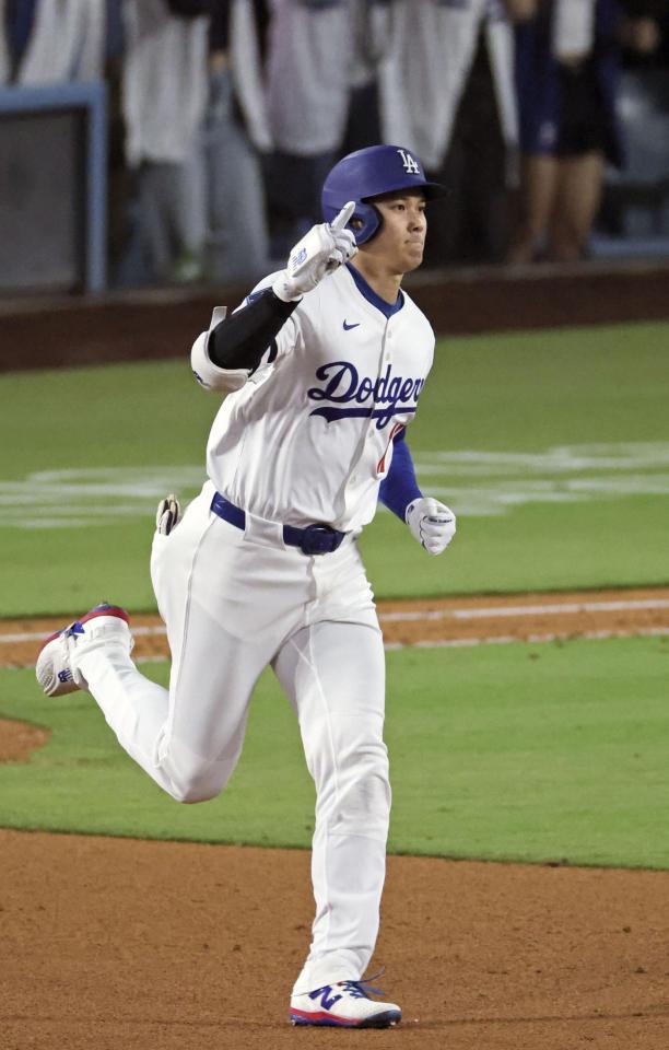 　６回、１７号ソロを放ち二塁へ向かう大谷（共同）