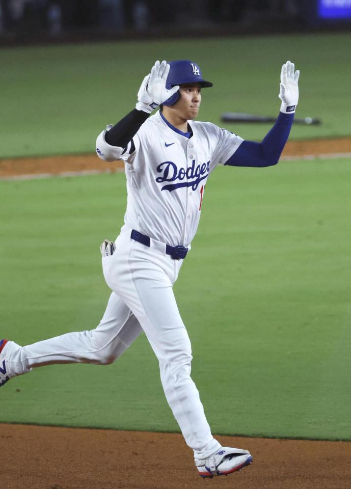 　６回、17号ソロを放ち二塁へ向かう大谷（共同）