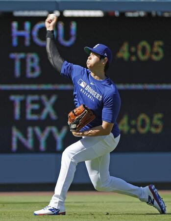 　キャッチボールする大谷（共同）