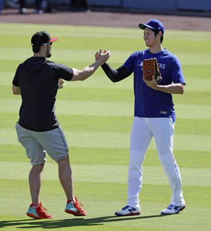 　試合前、ダイヤモンドバックスの選手とあいさつする大谷（共同）