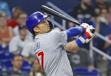 　６回、この回２度目の打席で12号２ランを放つ鈴木（共同）