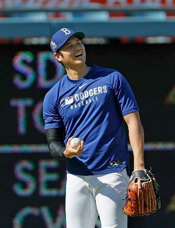　練習中、笑顔を見せるドジャース・大谷＝ロサンゼルス（共同）