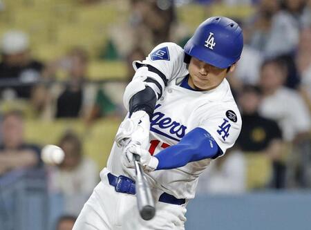 　８回、二塁打を放つ大谷（共同）