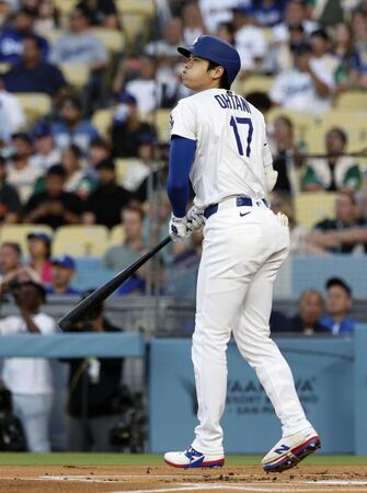 　１回、左飛に倒れた大谷（共同）