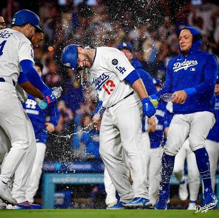 　サヨナラ犠飛を放ち、ナインから水をかけられるマンシー（中央）=ロサンゼルス・ドジャース提供